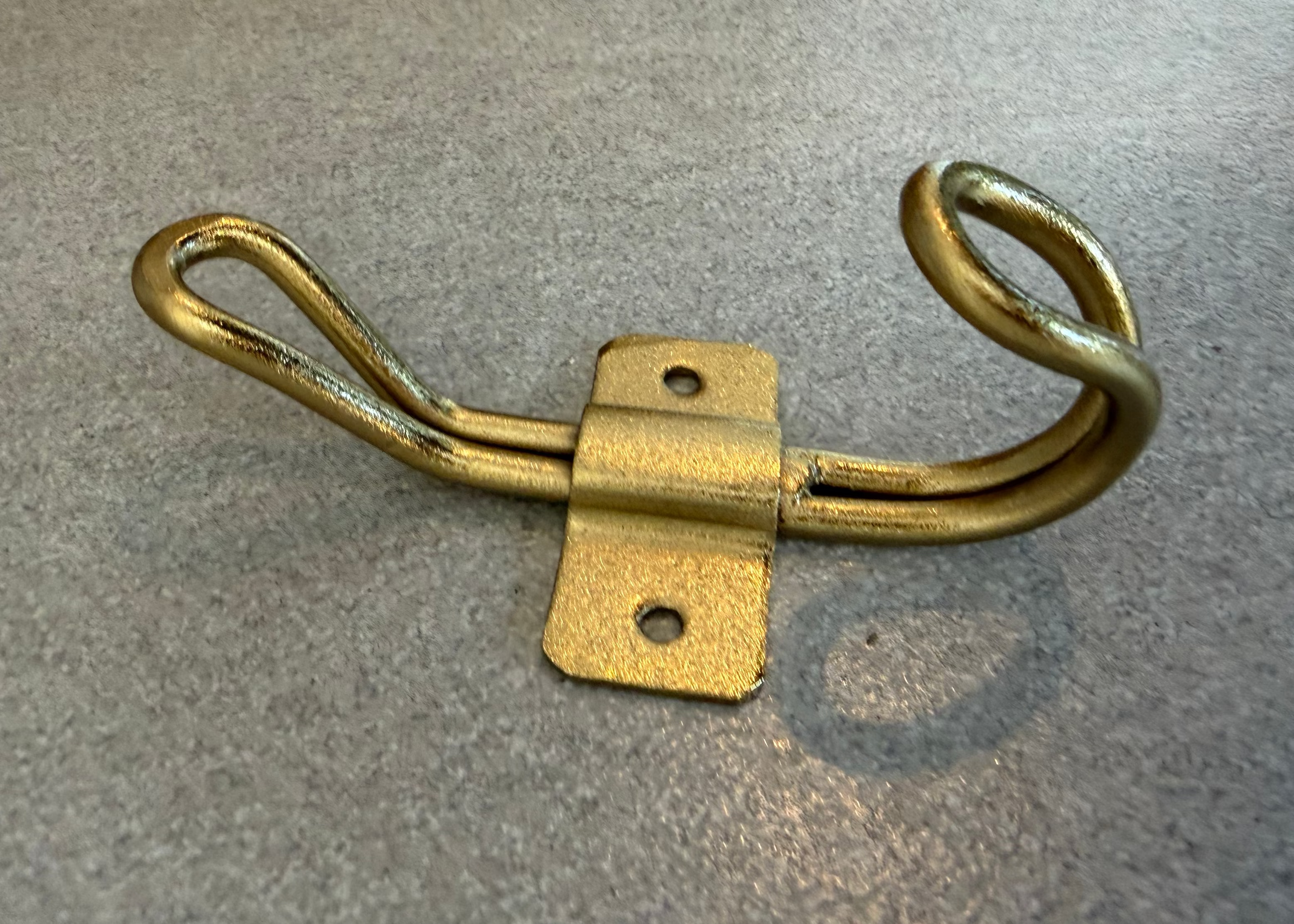 gullfarget knagg i metall