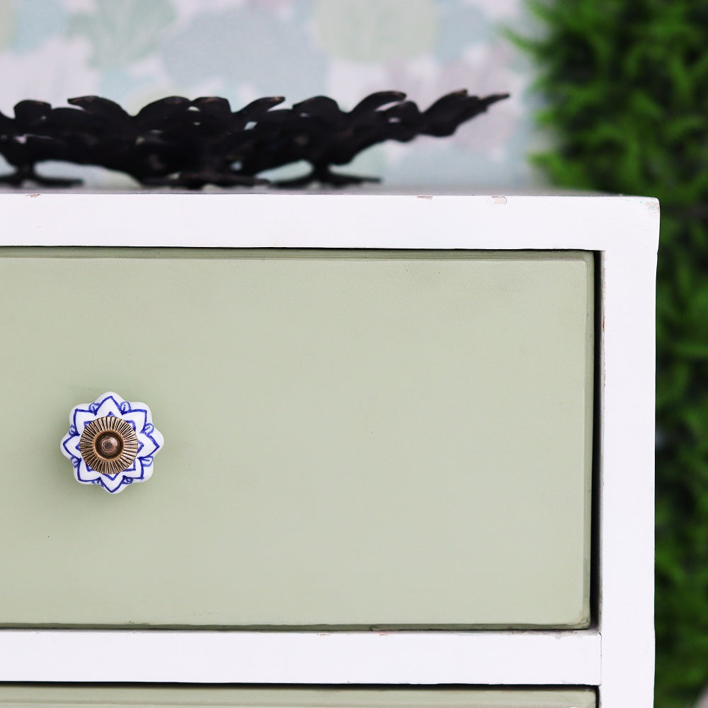 hvit knott med blått mønster laget av keramikk