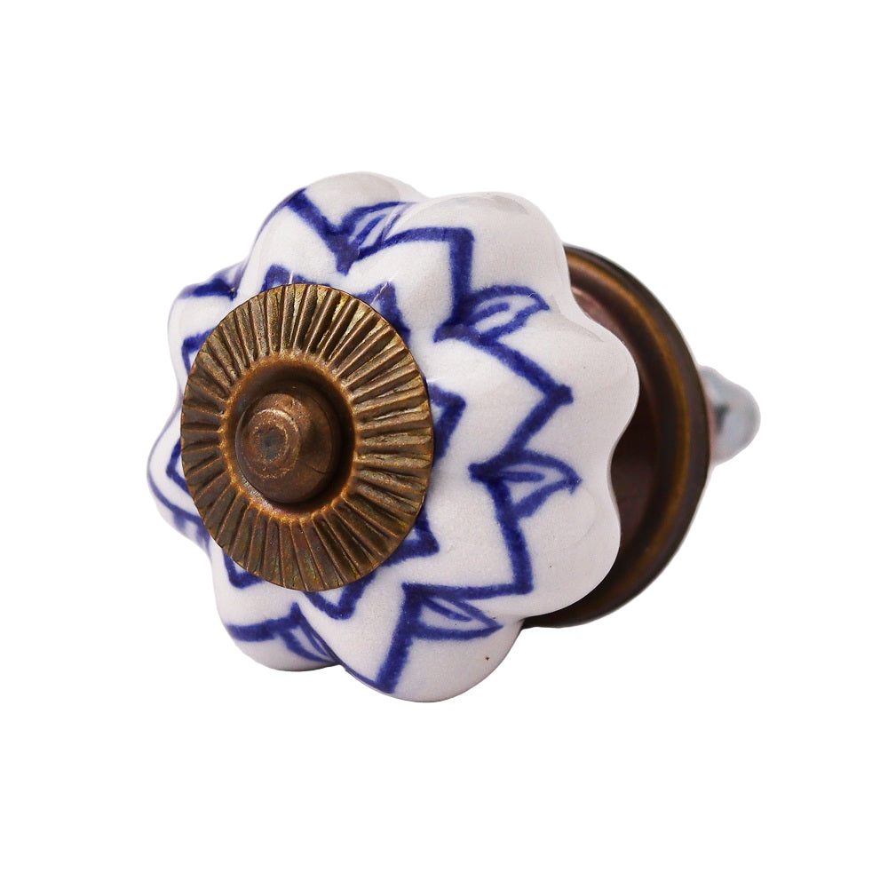 hvit knott med blått mønster laget av keramikk