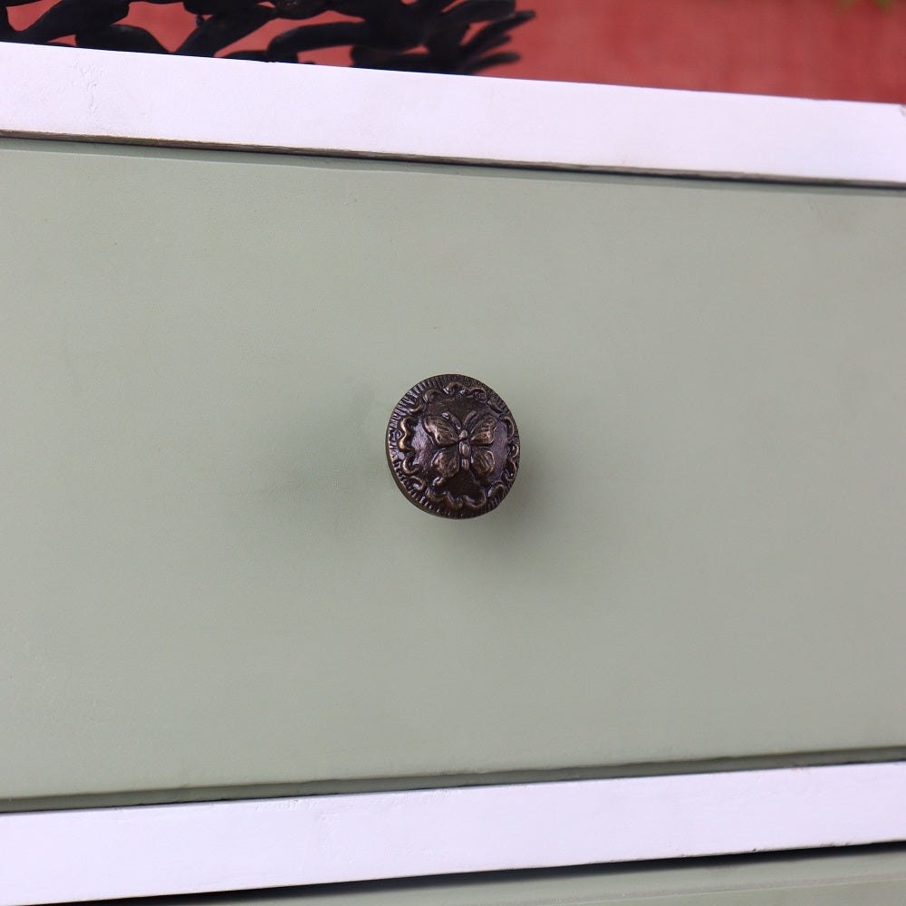 brun knott med antikk uttrykk - dekorert med sommerfugl mønster