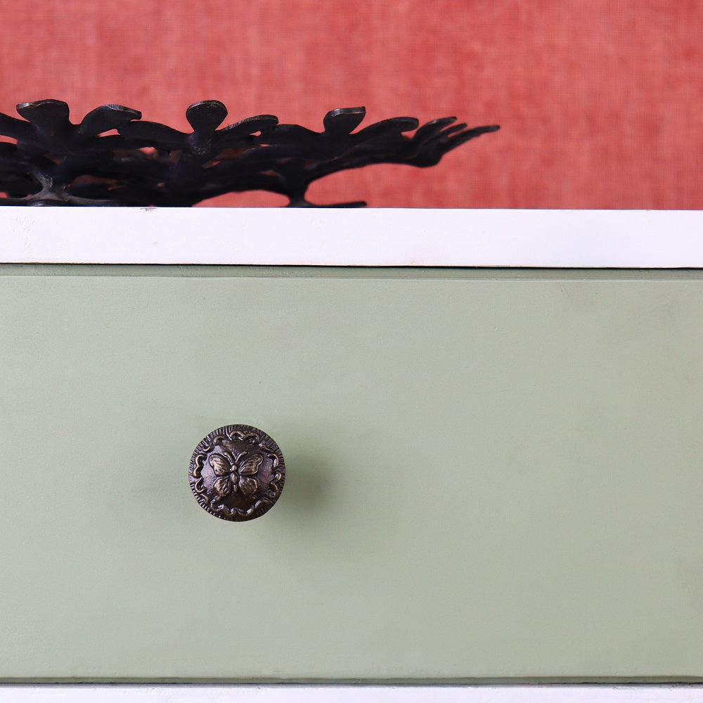 brun knott med antikk uttrykk - dekorert med sommerfugl mønster