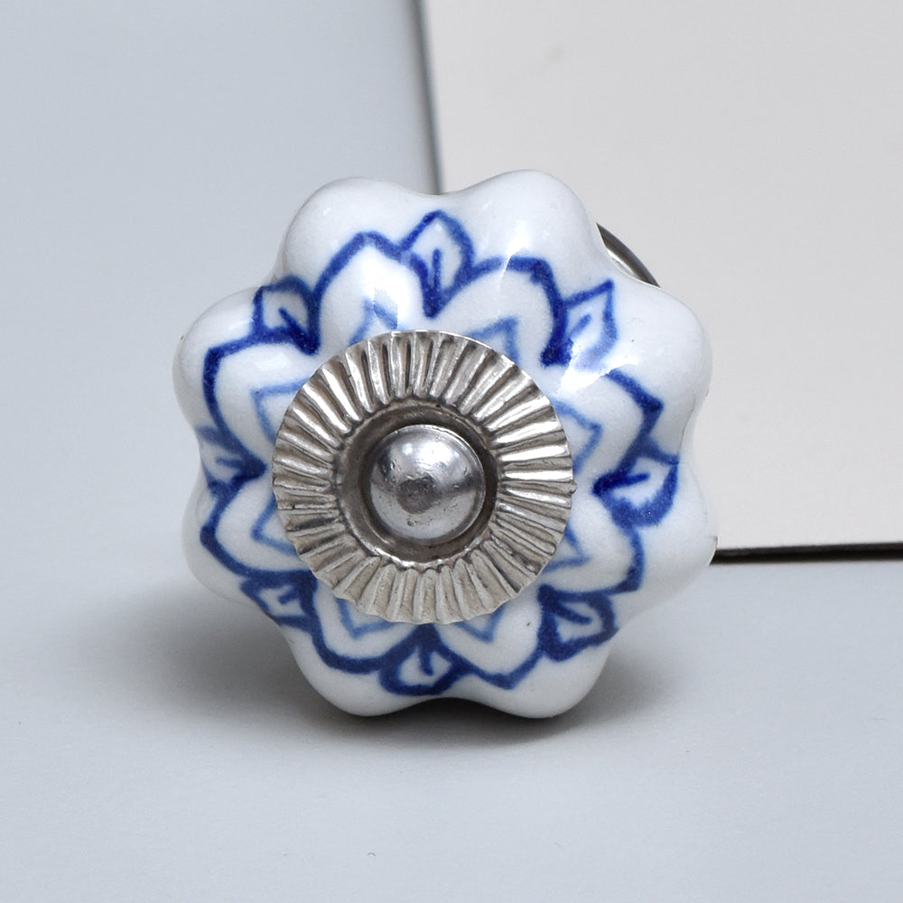 Hvit Knott m/Blått Mønster, Keramikk - 3,8cm