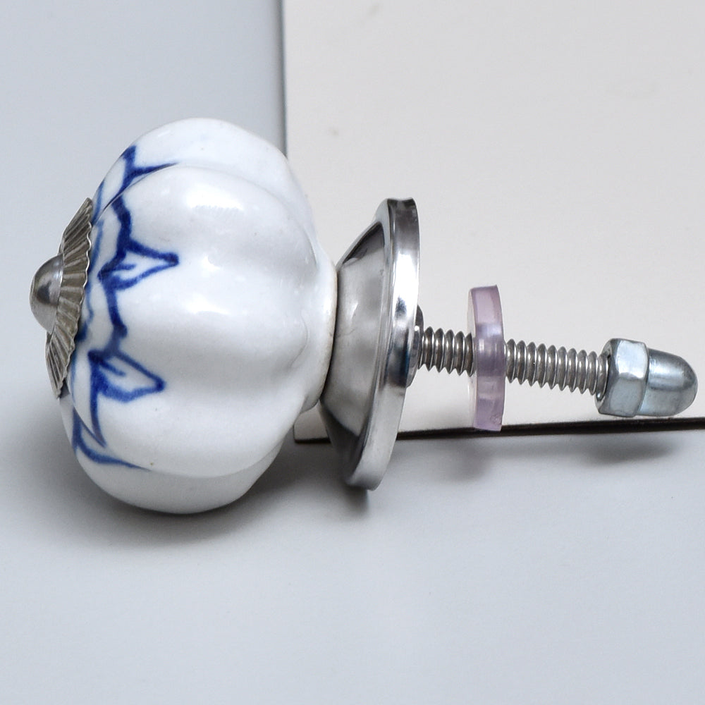 knott hvit keramikk blått mønster blomster landelig