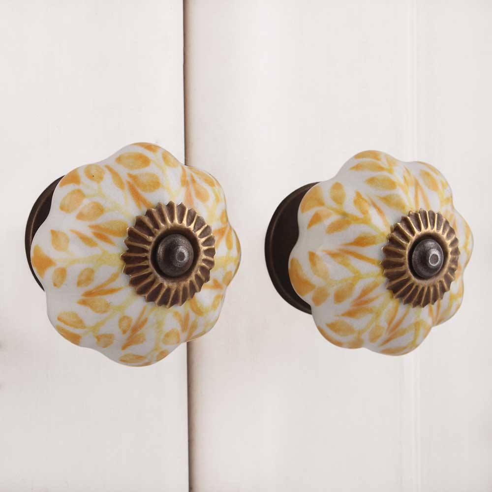 Knott av Keramikk med Gult Bladmønster