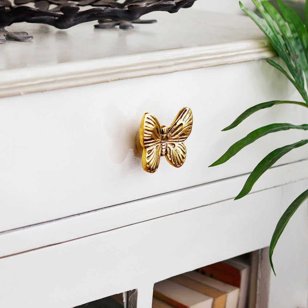 dekorativ knott av en sommerfugl - laget av gullfarget aluminium med vakre detaljer