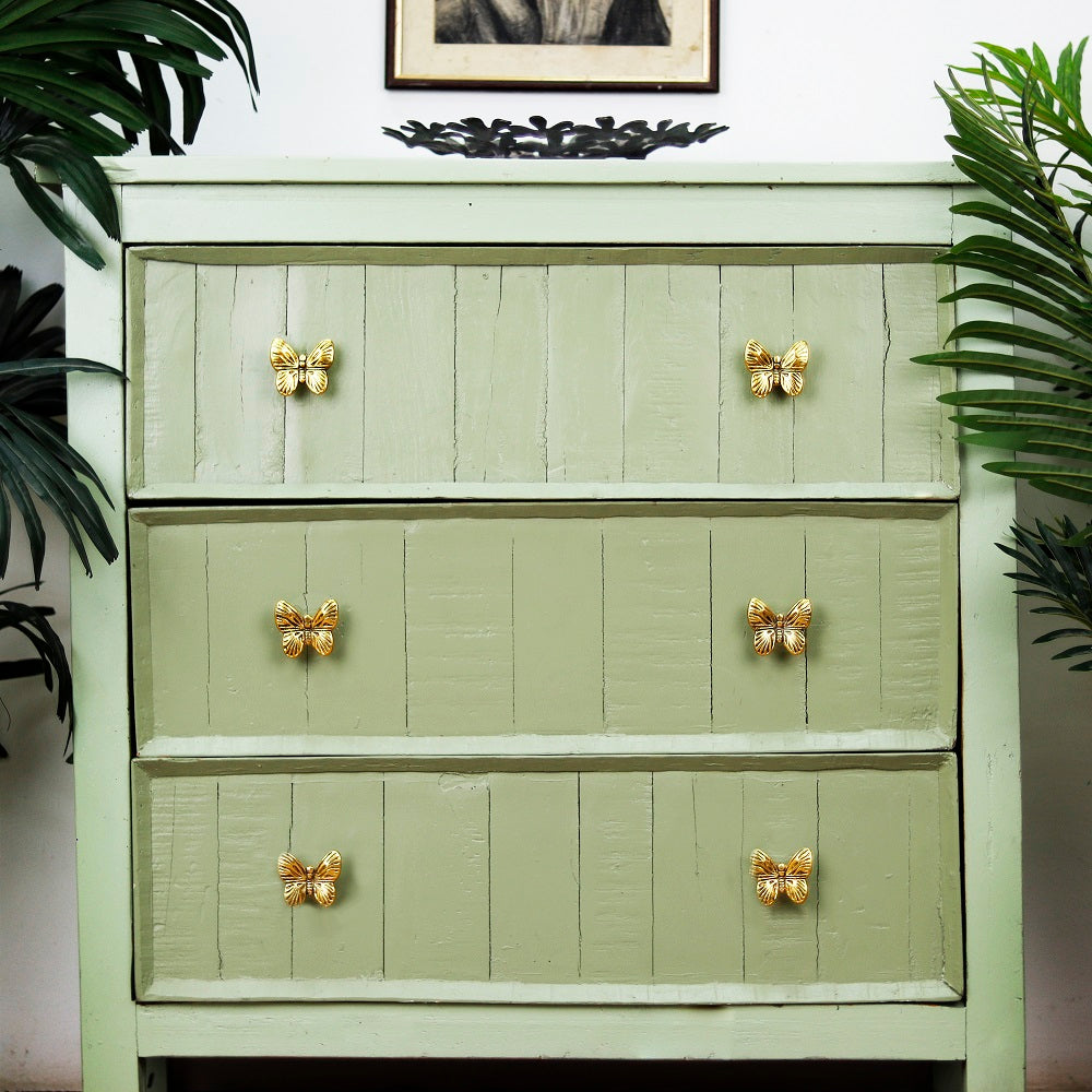 dekorativ knott av en sommerfugl - laget av gullfarget aluminium med vakre detaljer