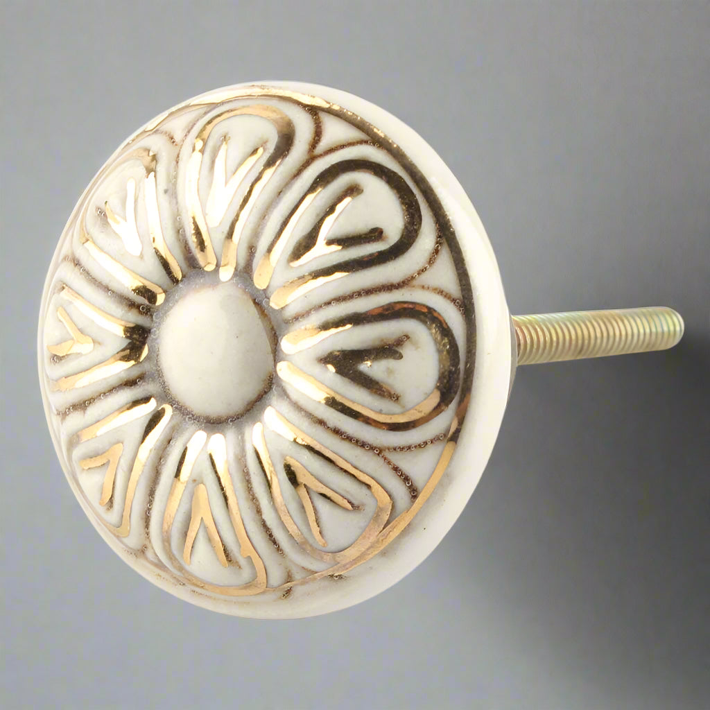 kremfarget knott med gullfarget blomstermønster - laget av keramikk