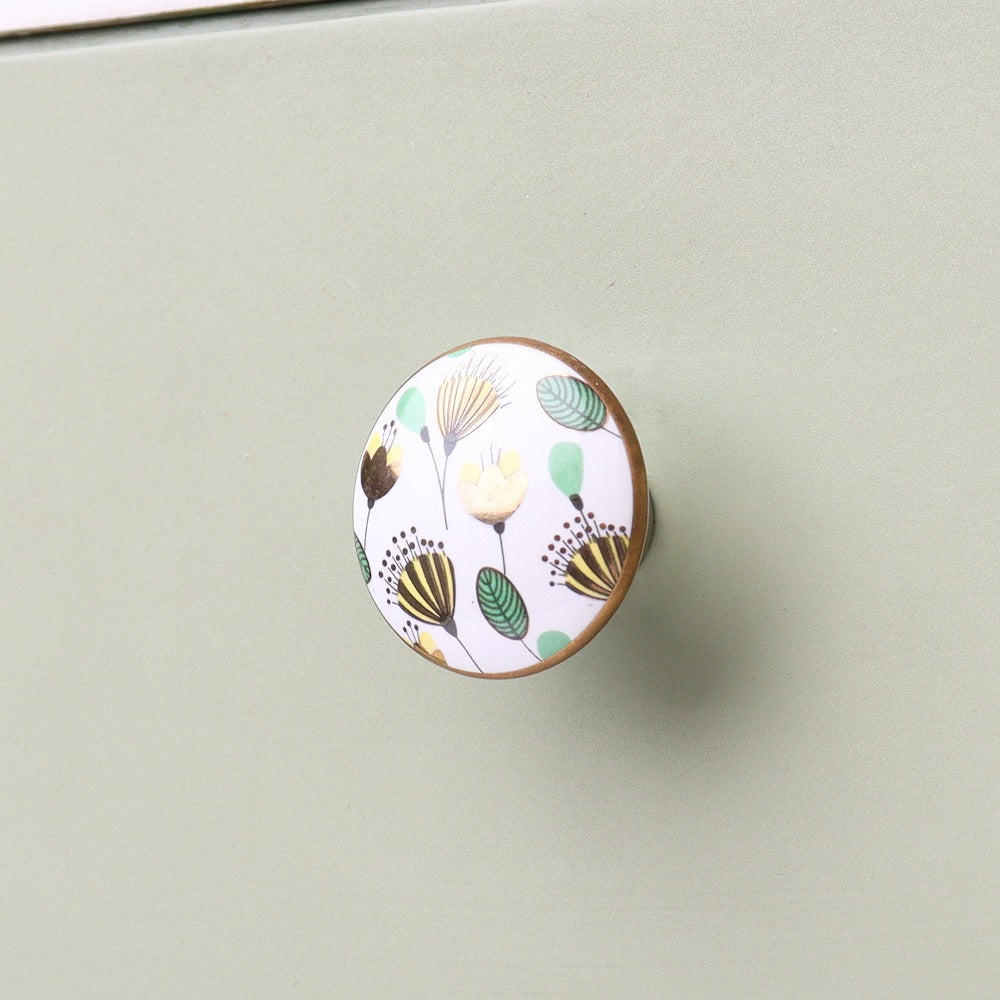 Porselenknott med håndmalt blomstermønster i grønt og gull