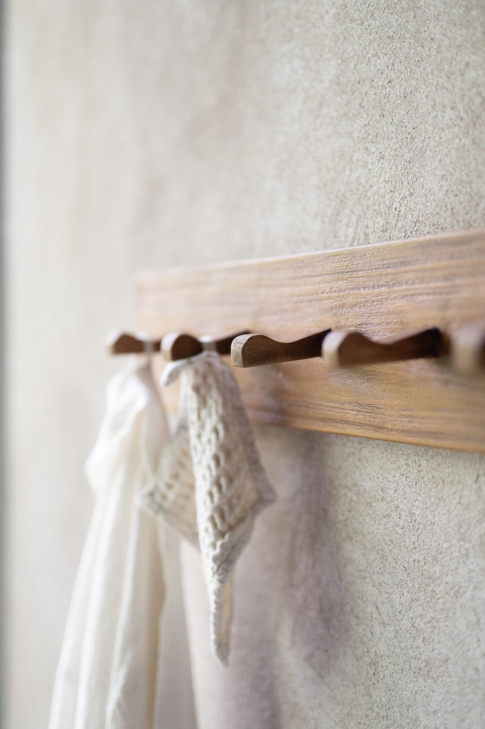 rustikk knaggrekke i heltre