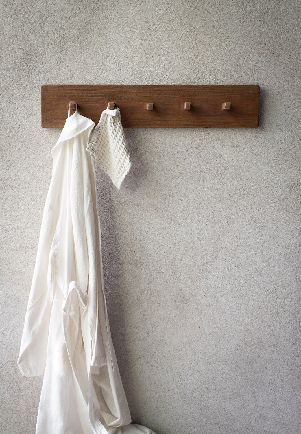 rustikk knaggrekke i heltre