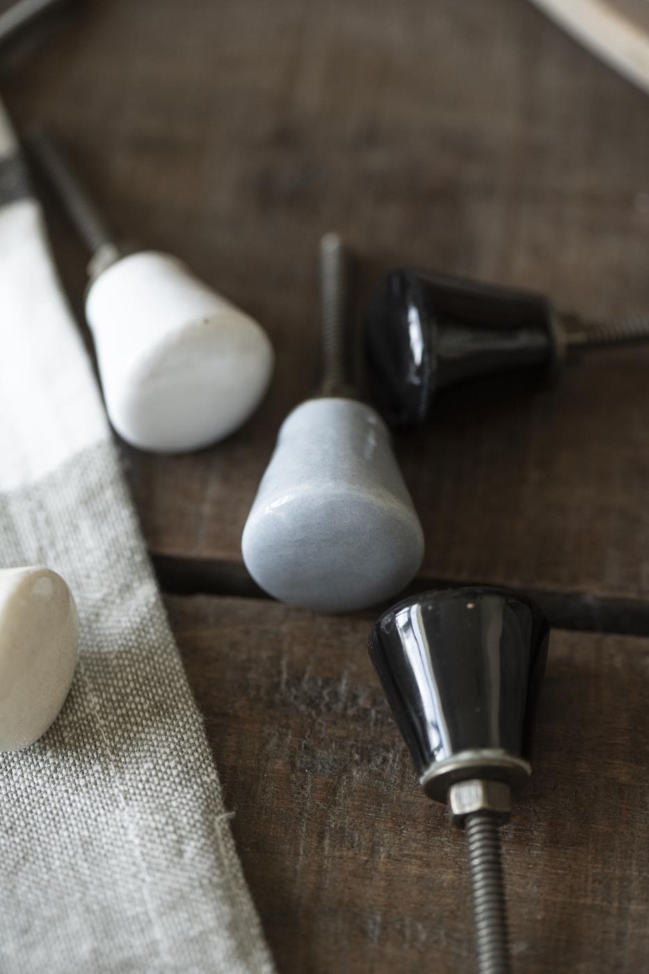 liten sort keramikk knott 0582-24