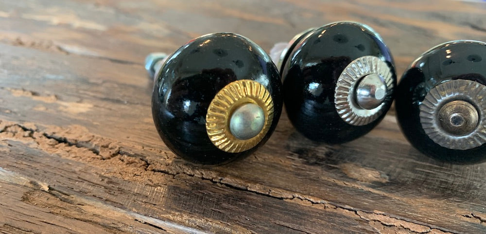 svart knott gull detaljer