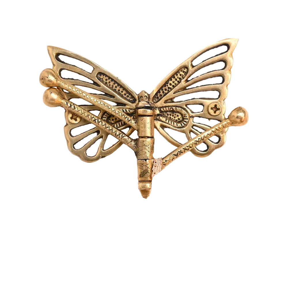 dekorativ knagg håndlaget i messing med fine utskjæringer