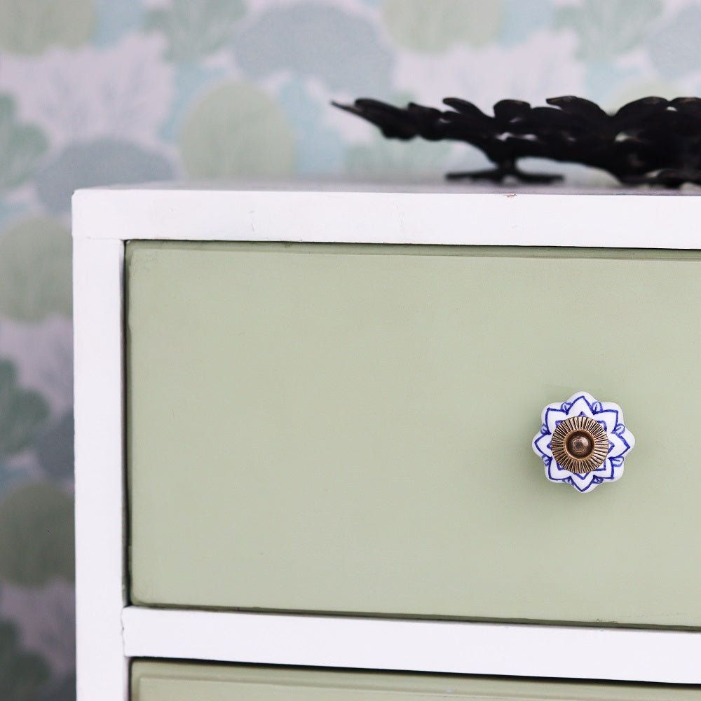 hvit knott med blått mønster laget av keramikk