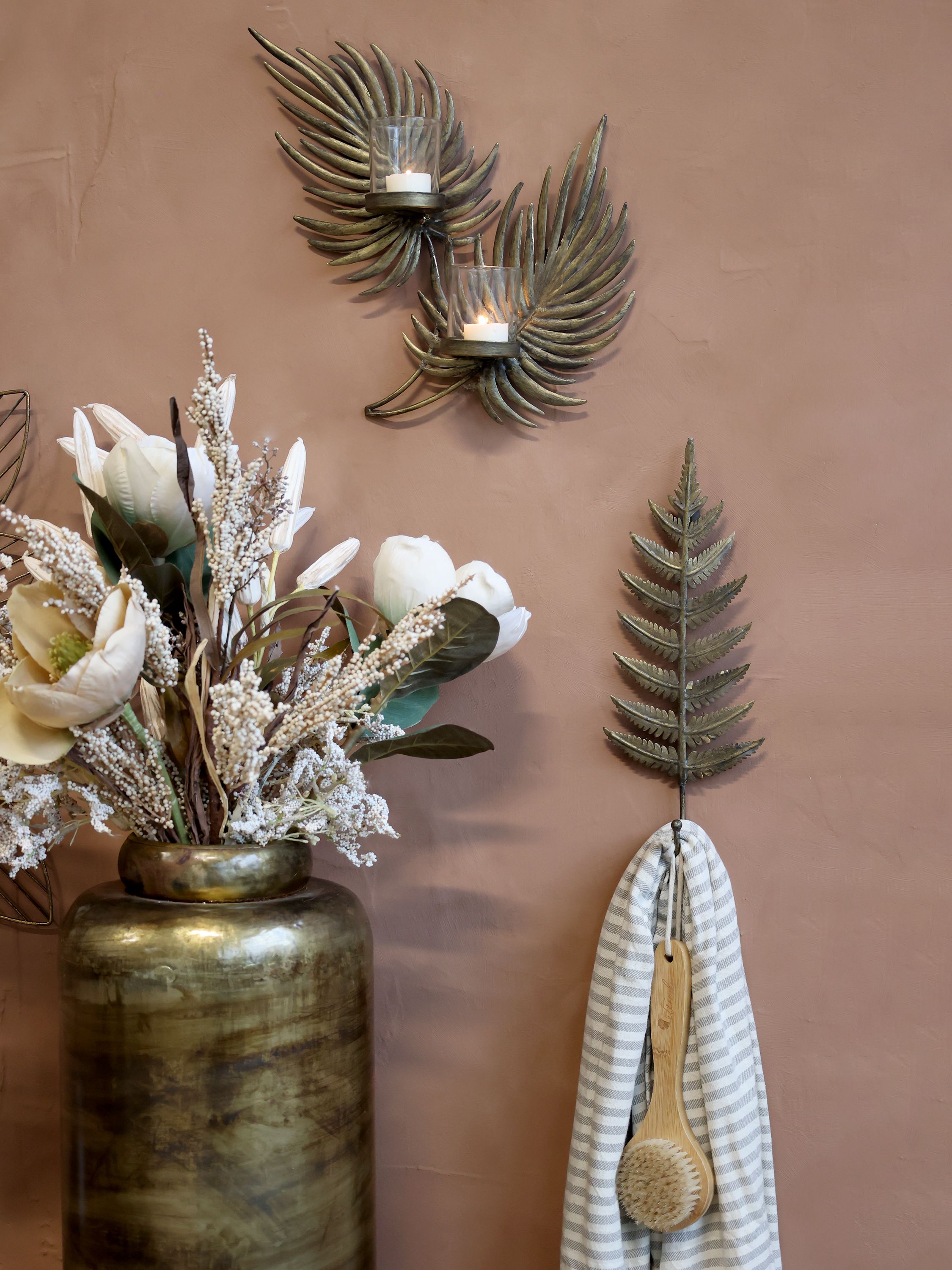 dekorativ knagg med blad i messing