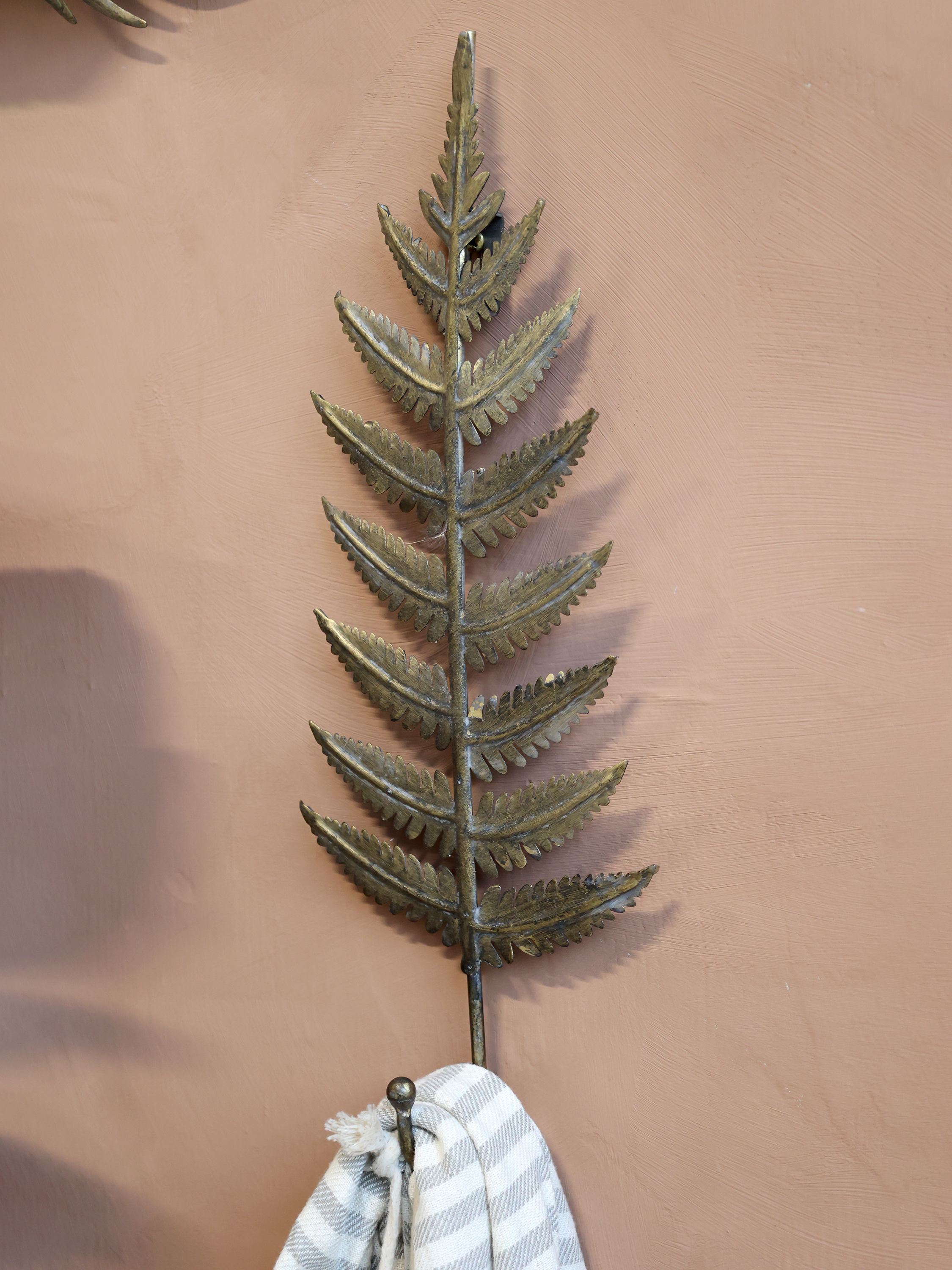 dekorativ knagg med blad i messing