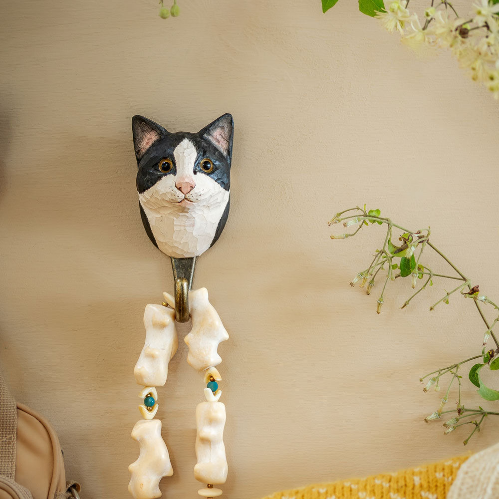 dekorativ knagg i form av en svart hvit katt - fra wildlife garden
