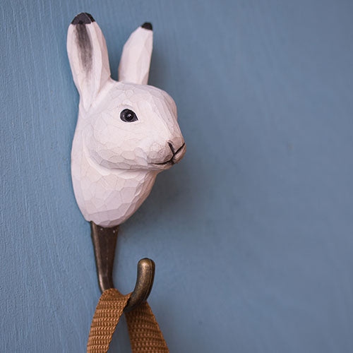 knagg krok hare kanin hvit vinter wildlife garden hytte interiør detaljer inspirasjon