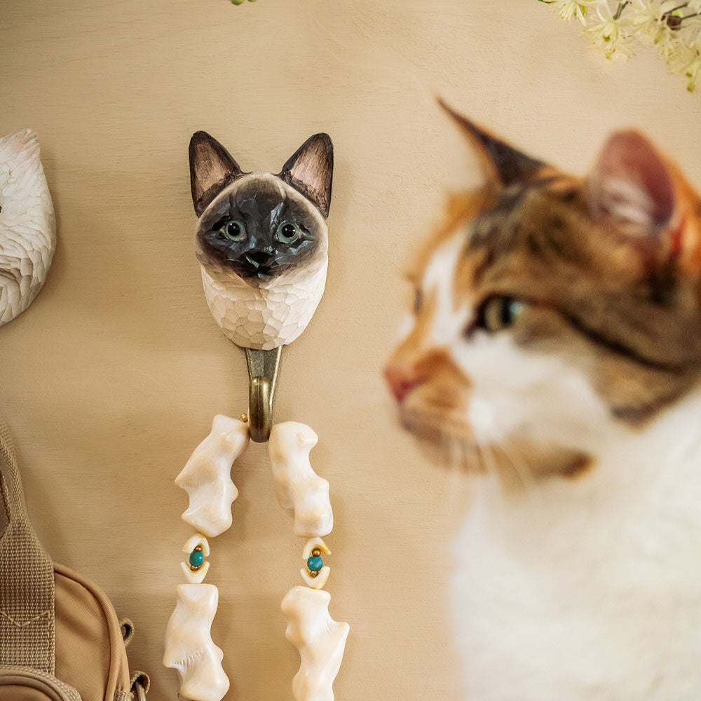 Knagg i form av en siameser - håndlaget med vakre detaljer. Fra Wildlife garden