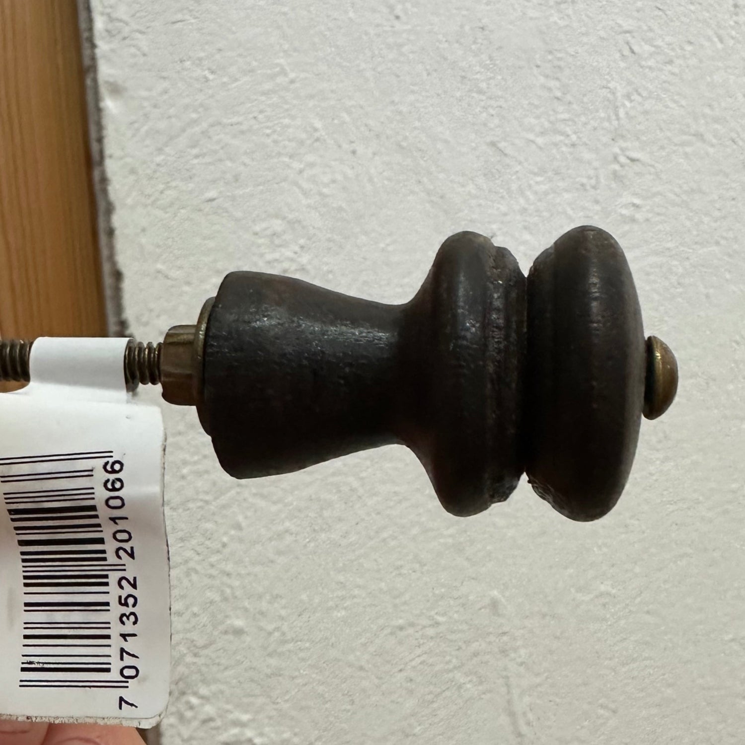 knott av mørkt treverk