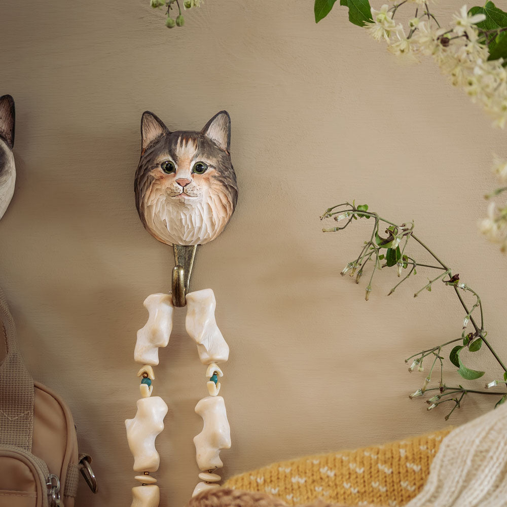 dekorativ knagg av norsk skogkatt brukt i gang til jakker og tilbehor