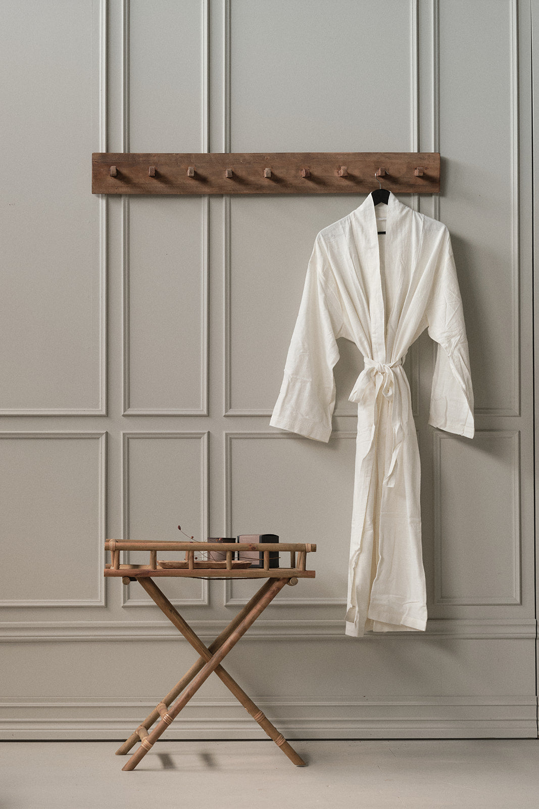 lang rustikk knaggrekke i heltre