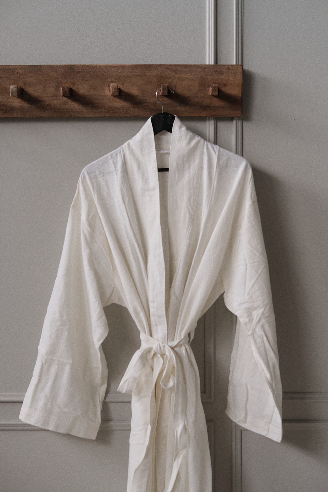 lang rustikk knaggrekke i heltre