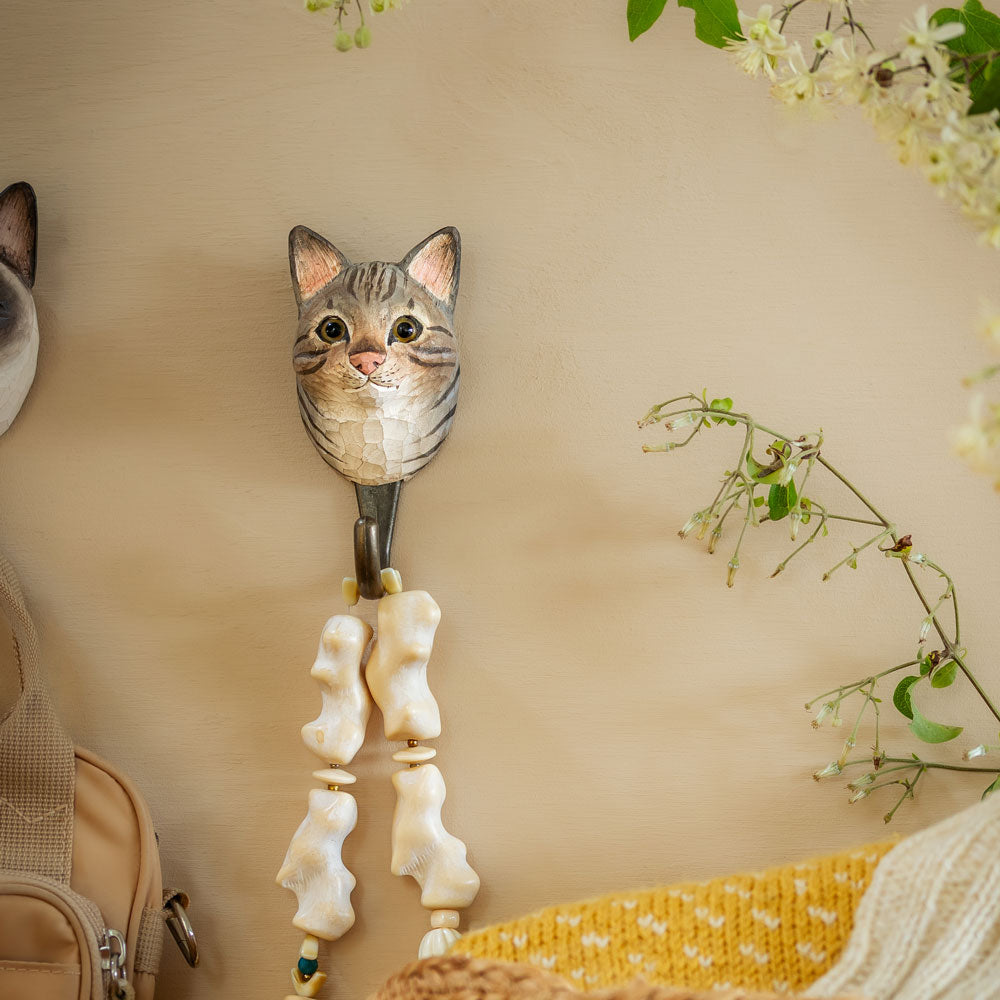 vakker knagg fra wildlife garden av en grå stripete katt